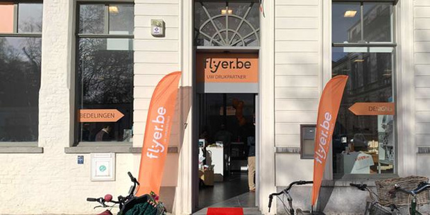 Onlinedrukkerij Flyer met rug tegen de muur