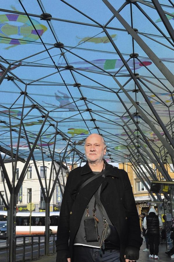 Promenade sous-marine en couleur sur la place Flagey 