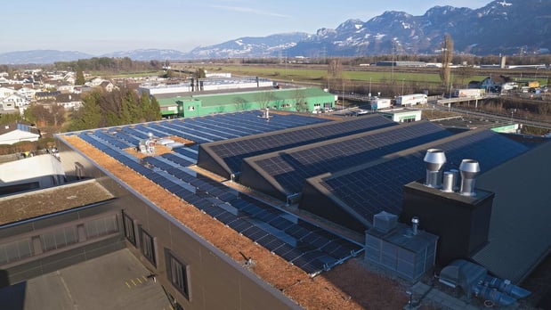 Le site de production de swissQprint accueille 1276 panneaux photovoltaïques