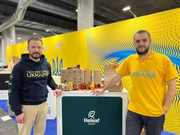 Releaf Paper fabrique du papier à partir de feuilles mortes