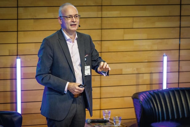 Au secteur de jeter un pont vers l'avenir 