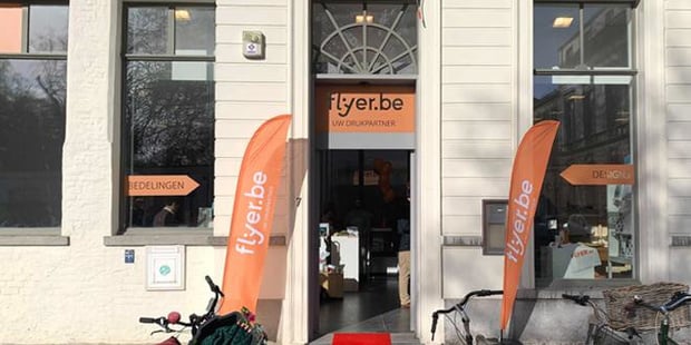 L'imprimeur en ligne Flyer dos au mur