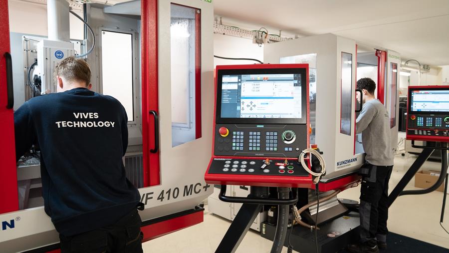 Studenten leren kneepjes van verspanen op drie hybride frees-boormachines